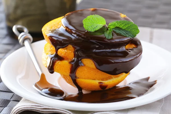 Orange fraîche dans la sauce au chocolat - un grand dessert — Photo