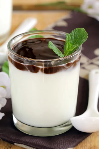 Итальянский молочный десерт Panacotta в стеклянном стакане — стоковое фото