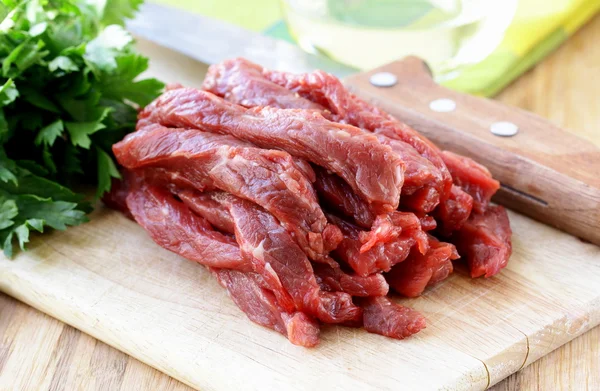 Färsk rå nötkött på en skärbräda — Stockfoto