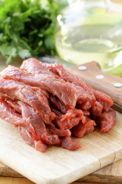 Čerstvé syrové hovězí maso na prkně — Stock fotografie