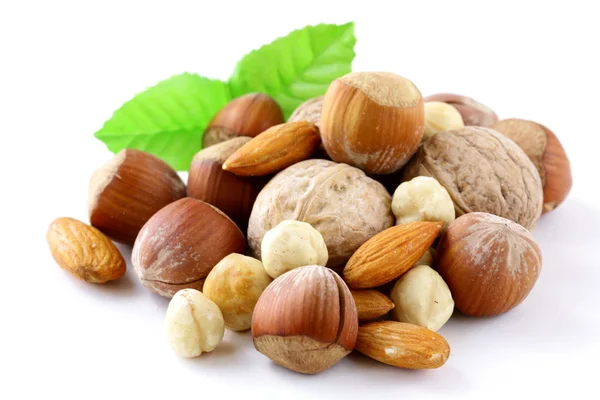 Blanda nötter - valnötter, hasselnötter, mandel på en vit bakgrund — Stockfoto
