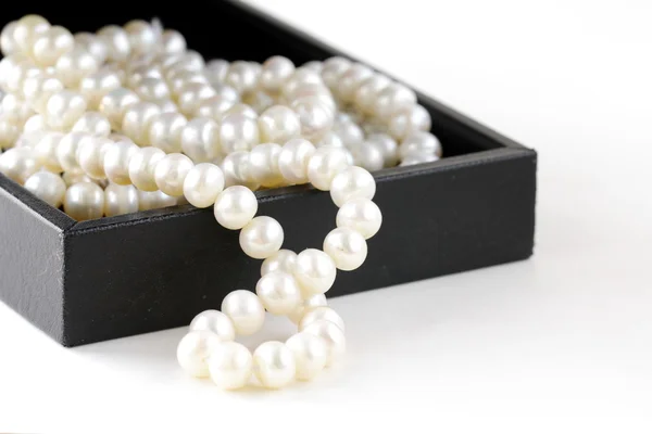 Macro perlas en caja de regalo negro — Foto de Stock