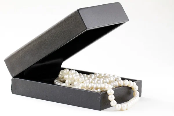 黒のギフト ボックスにマクロの真珠 — ストック写真