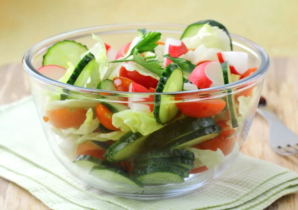 沙拉配生菜和黄瓜、 芝麻菜和樱桃西红柿 — 图库照片