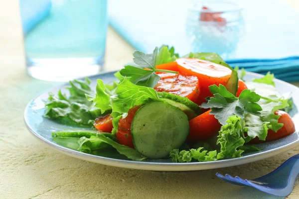 沙拉配生菜和黄瓜、 芝麻菜和樱桃西红柿 — 图库照片