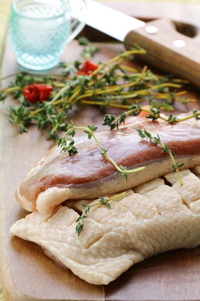çiğ et, baharatlar ve otlar ile ördek fileto
