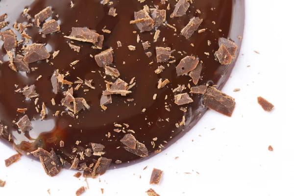Chocolate líquido con migas de chocolate sobre un fondo blanco — Foto de Stock