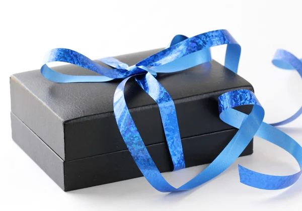 Coffret cadeau noir avec un ruban bleu sur fond blanc — Photo