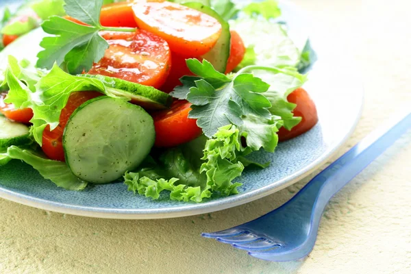 Salad with lettuce and cucumber, arugula and cherry tomatoes — Stock Photo, Image