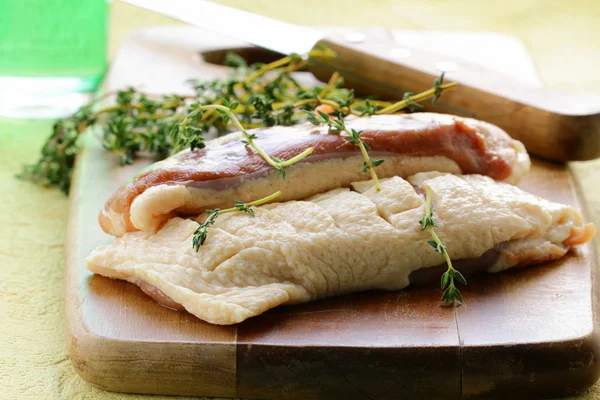 Çiğ et, baharatlar ve otlar ile ördek fileto — Stok fotoğraf