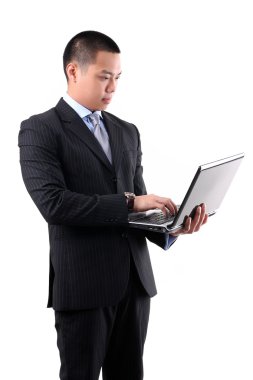 Asyalı genç işadamı holding laptop