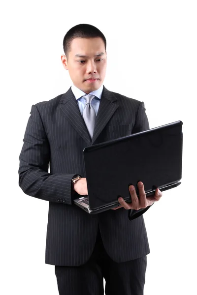 Молодой азиатский бизнесмен держит ноутбук — стоковое фото