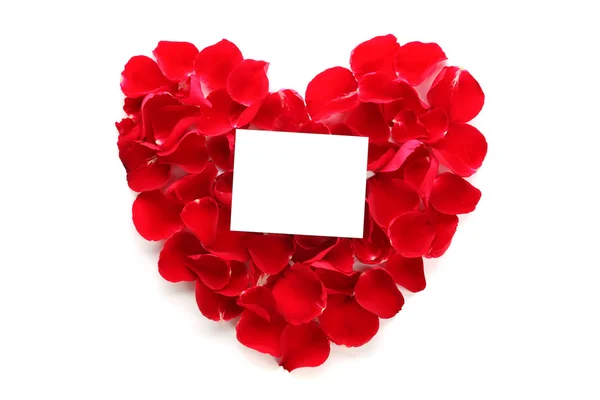 Bellissimo cuore di petali di rosa rossa con carta bianca — Foto Stock