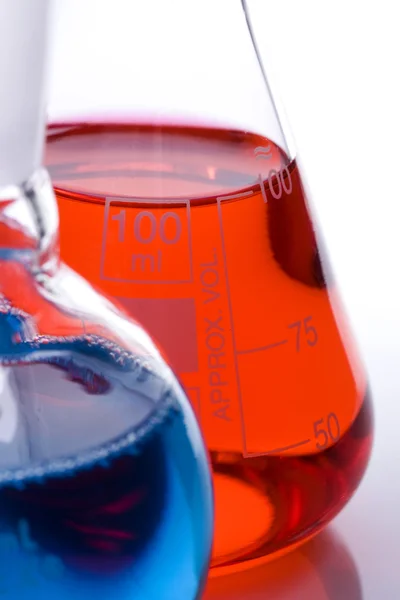Blaue und rote Flaschen — Stockfoto