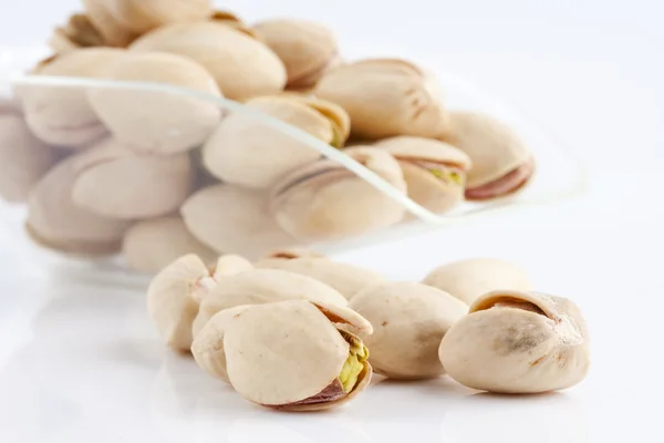 Kauha paahdettua ja suolattua pistaasipähkinää — kuvapankkivalokuva