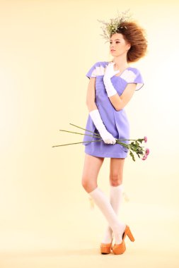 çiçekli mor elbiseli güzel genç kadın