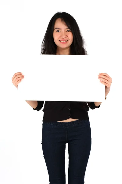 Hermosa chica joven sonriendo sosteniendo la tarjeta en blanco — Foto de Stock