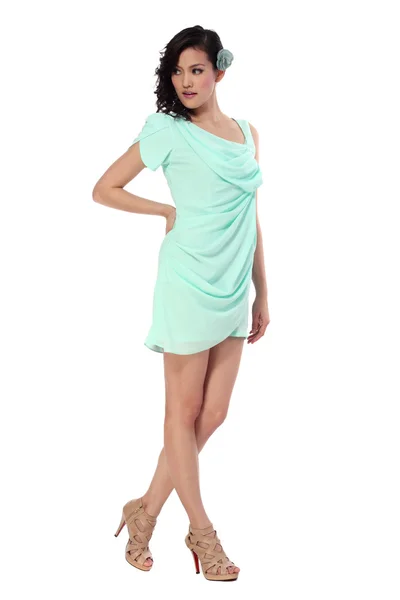 Attraktiv ung kvinna i snygg klänning — Stockfoto
