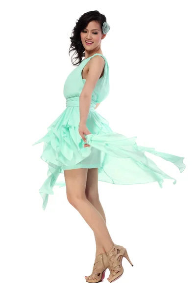 Attraktiv ung kvinna i snygg klänning — Stockfoto