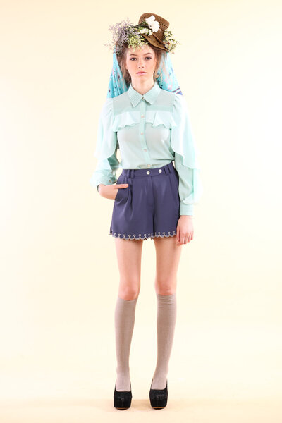 Мода модели весной позирует в светло-бежевом фоне
