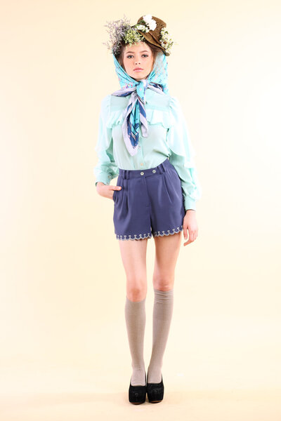 Мода модели весной позирует в светло-бежевом фоне
