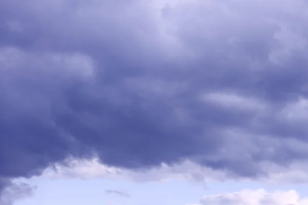 Graue Wolken mit einer bläulichen Tönung — Stockfoto