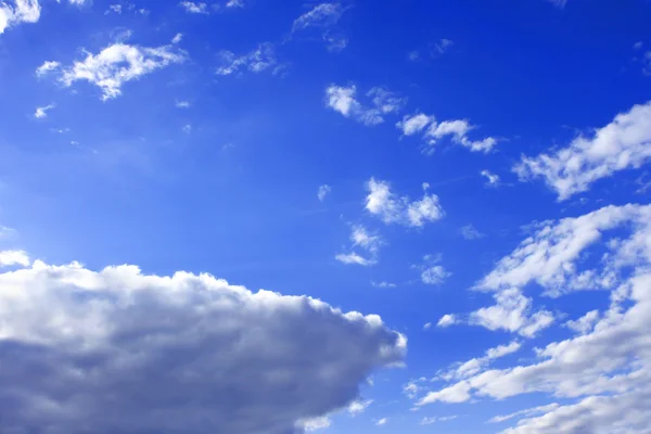 青い空に白い雲 — ストック写真