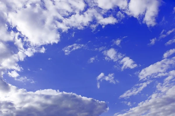 Beyaz bulutlar mavi gökyüzü çevresinde — Stok fotoğraf