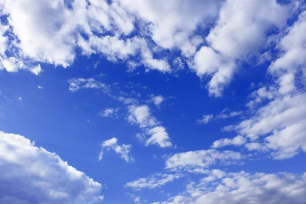 Mavi gökyüzü etrafında bulutlar — Stok fotoğraf