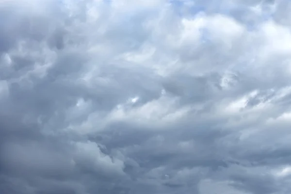 Chaotische graue Wolken bei windigem Wetter — Stockfoto