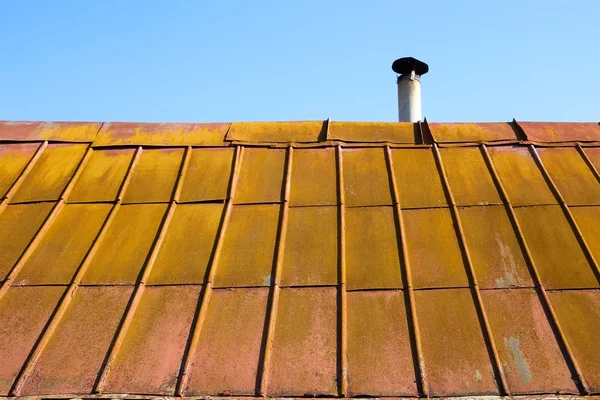 Střecha s staré kovové dlaždice — Stock fotografie