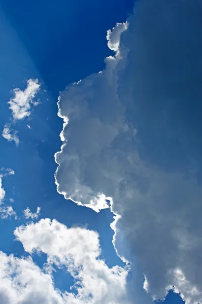 Haloeffekt på moln kant — Stockfoto