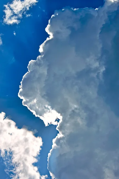 Güneş ışığı halo bulutlar kenar — Stok fotoğraf