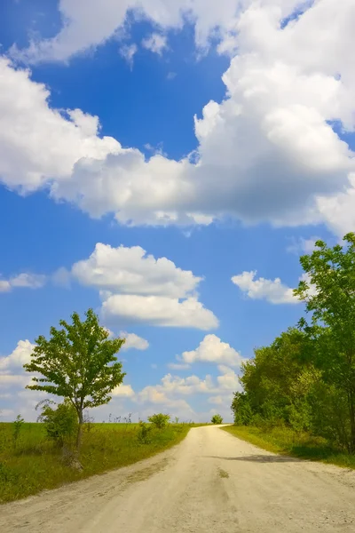Cloudscape over landelijke weg — Stockfoto