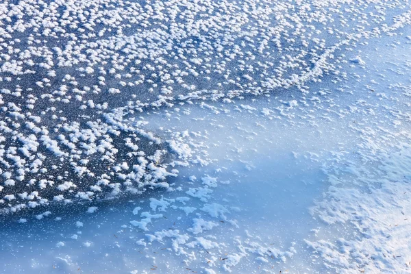 Фрагмент замерзлої річки — стокове фото