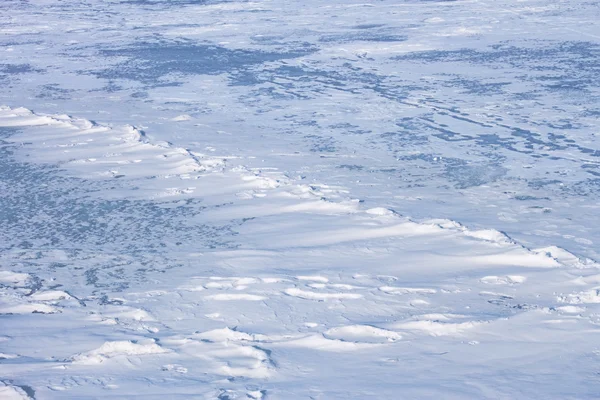 Neve hummocks no gelo — Fotografia de Stock