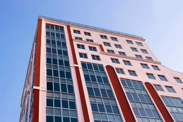 Mavi gökyüzü karşı bina — Stok fotoğraf