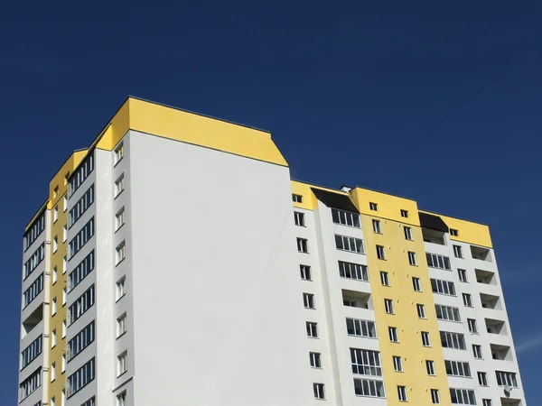 青い空を背景の建物 — ストック写真