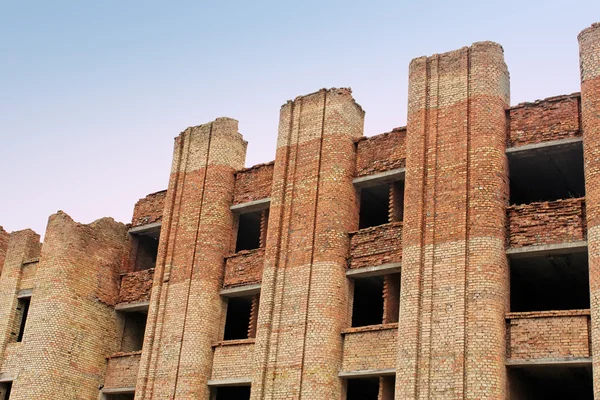 Collapsing unfinished brick building — Stock Photo, Image