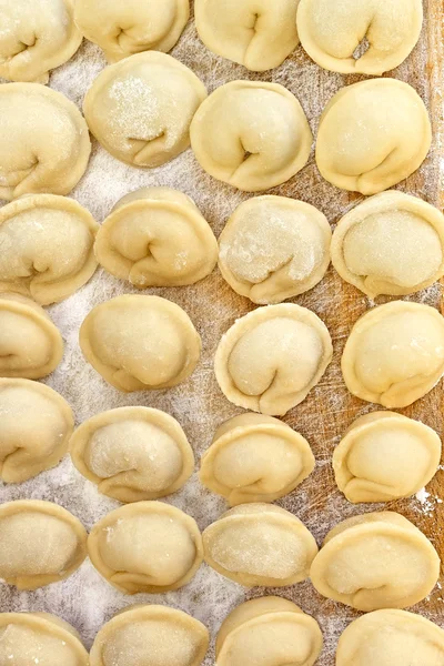 Dumplings en el tablero de la cocina —  Fotos de Stock