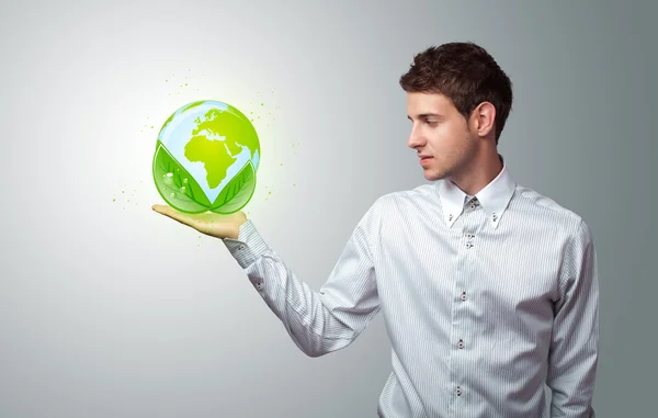 Бізнесмен тримає віртуальний екологічний знак — стокове фото