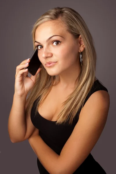 Retrato de uma jovem mulher bonita falando no celular — Fotografia de Stock
