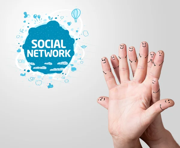 Sorrisos de dedo com sinal de rede social — Fotografia de Stock