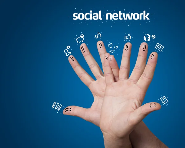 Šťastný skupina prst smajlíky s sociální sítě znamení a ikony — Stock fotografie