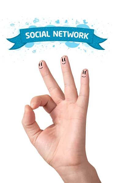 Щасливі пальці з значком соціальної мережі та піктограмами — стокове фото