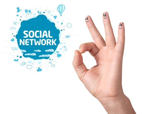 Щасливі пальці з значком соціальної мережі та піктограмами — стокове фото