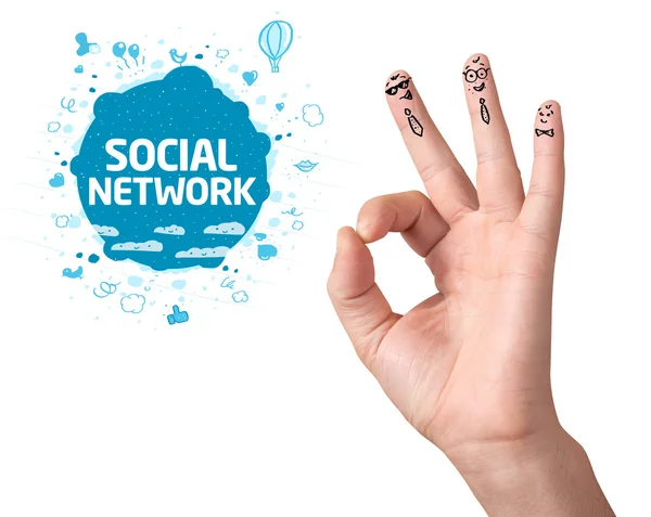 Mutlu ok parmakları ile sosyal ağ işareti ve simgeler — Stok fotoğraf