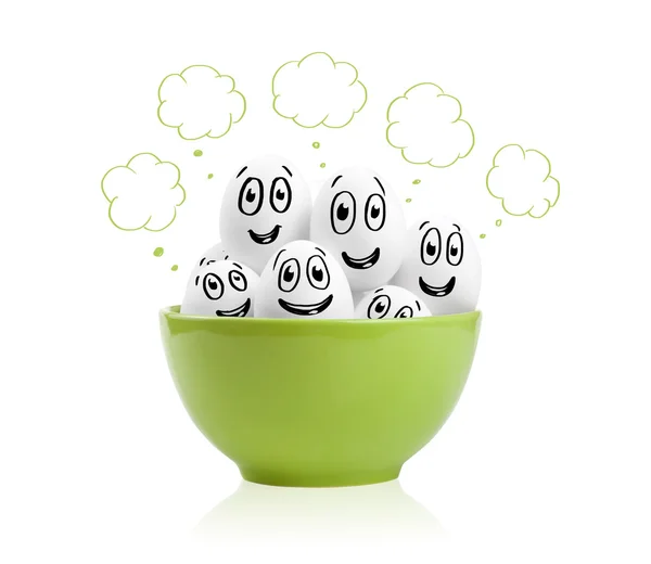 Счастливые крашеные яйца в миске — стоковое фото