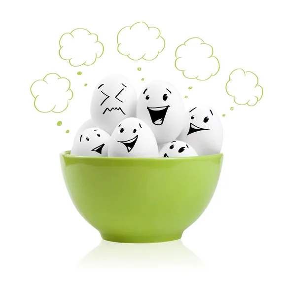 Счастливые крашеные яйца в миске — стоковое фото