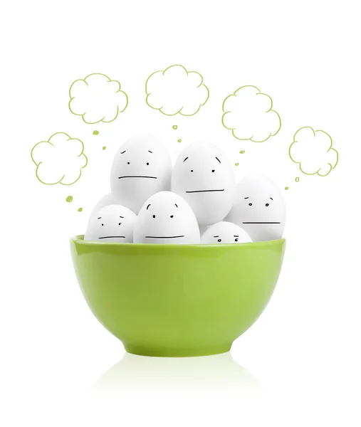 Šťastné malovaná vejce v míse — Stock fotografie